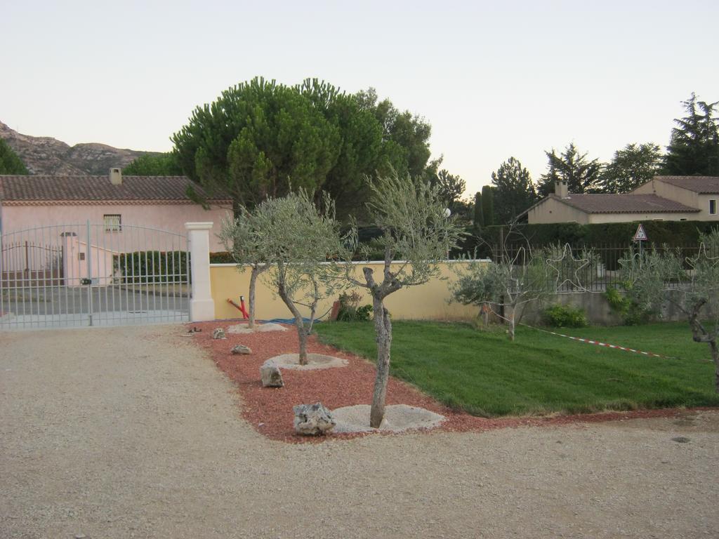 فيلا Le Jardin Des Tourterelles Robion en Luberon المظهر الخارجي الصورة