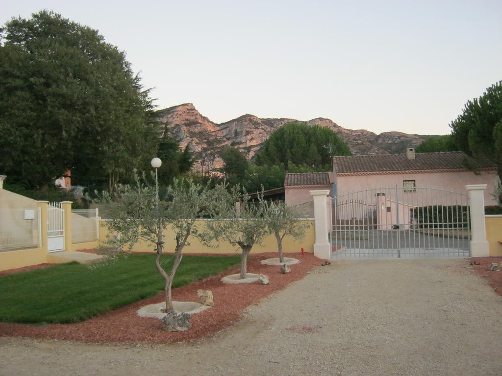 فيلا Le Jardin Des Tourterelles Robion en Luberon المظهر الخارجي الصورة