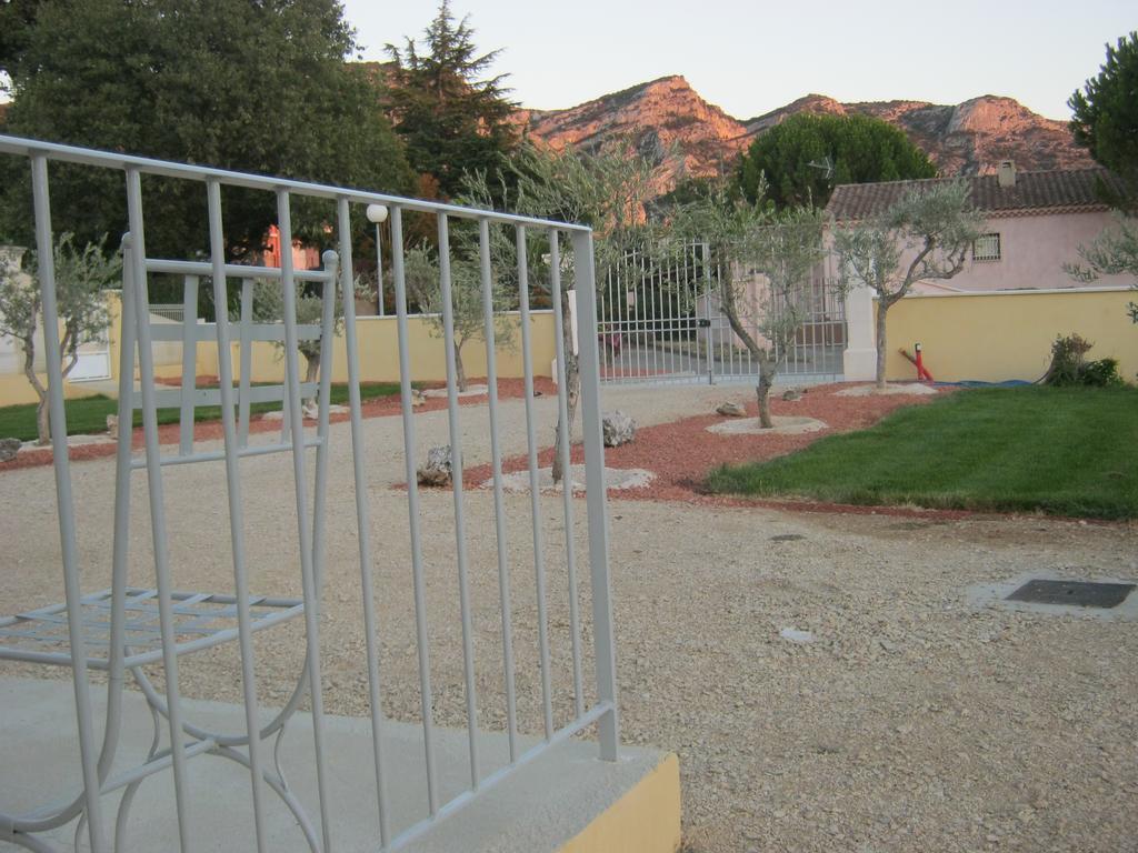 فيلا Le Jardin Des Tourterelles Robion en Luberon المظهر الخارجي الصورة