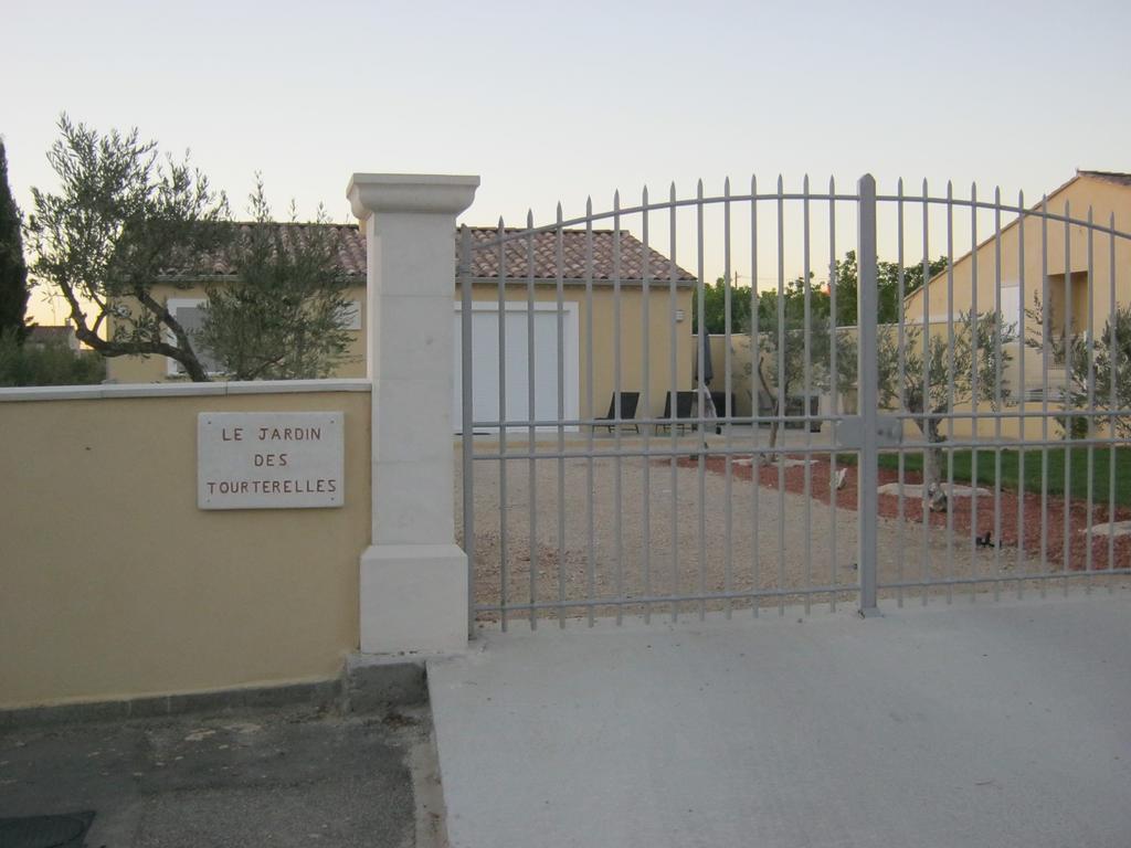 فيلا Le Jardin Des Tourterelles Robion en Luberon المظهر الخارجي الصورة